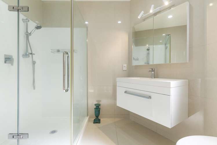 19 Mayfair Crescent Mairangi Bay_9