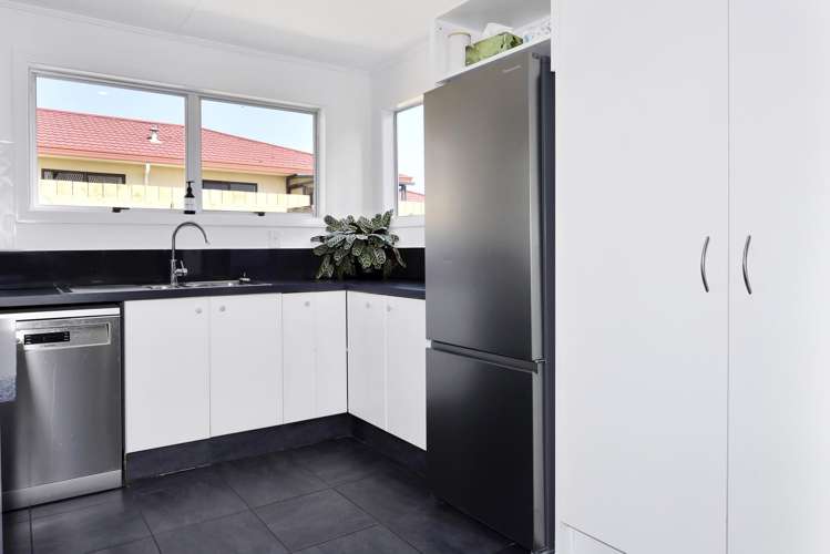 1/16 Newall Avenue Stoke_12