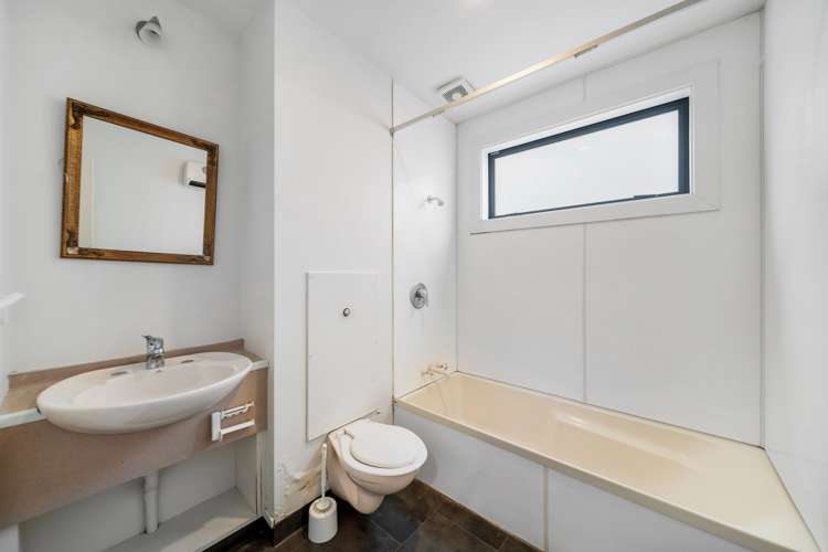 35b Wynyard Crescent Fernhill/Sunshine Bay_11