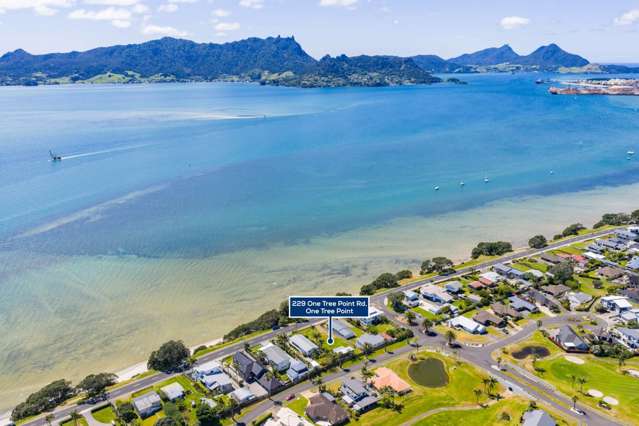 Spectacular Water Views – A Rare Gem Awaits!