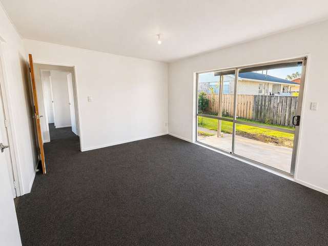 Freshly decorated 2 bed unit with garden