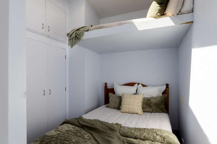 2/227 Lake Terrace Waipahihi_3