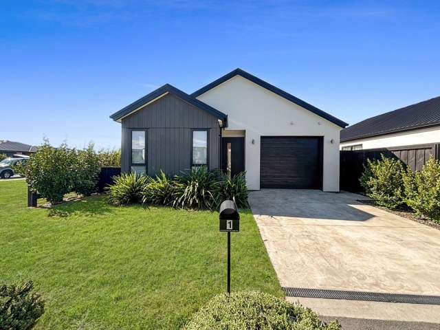 ROLLESTON - 3 BEDROOMS, 2 BATHROOMS, HEATPUMP, SINGLE GARAGE