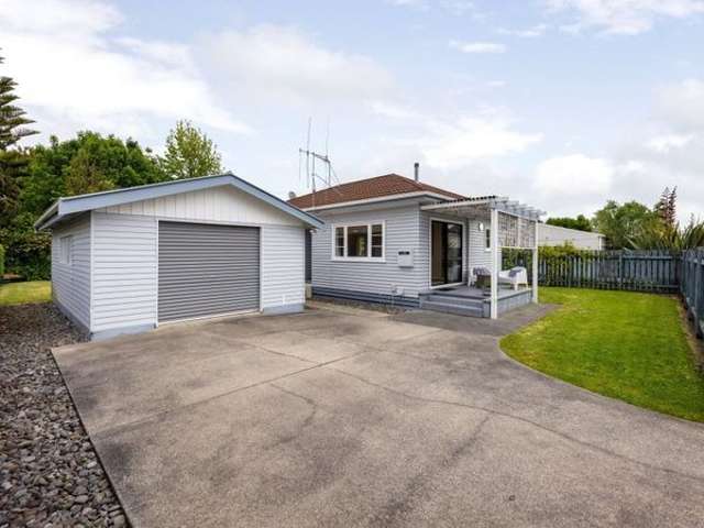 Hamilton East Stunner- Hamilton Boys School Zoned!