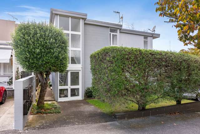 Spacious 2 Bedroom Apartment, Garage included