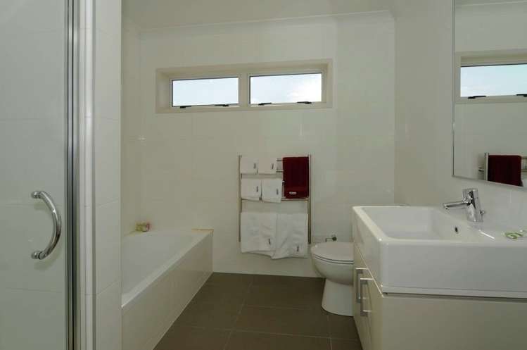 12 Chateau Crescent Rangatira Park_16