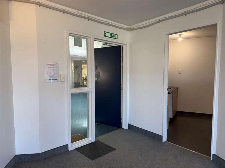 First Floor. Unit H, 31 Railway Avenue Alicetown_9