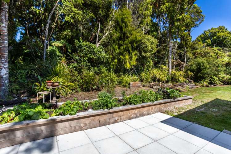 296 Piha Road Piha_37