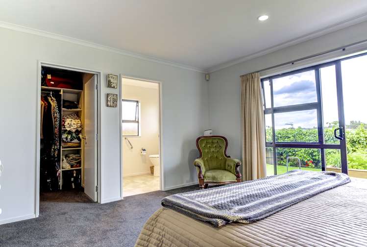 97 Farnborough Drive Grandview Heights_15