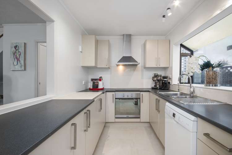 2/6 Gosford Drive Botany Downs_8