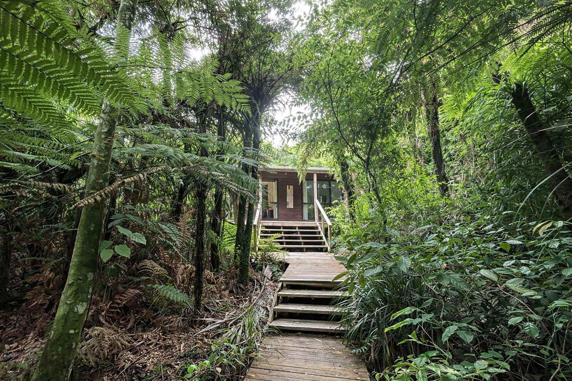 416 Scenic Drive Waiatarua_0