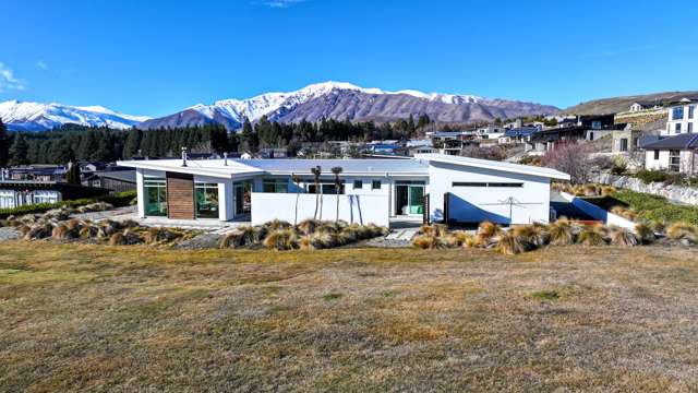 Stylish Elegance with Breathtaking Views: Lake Tekapo