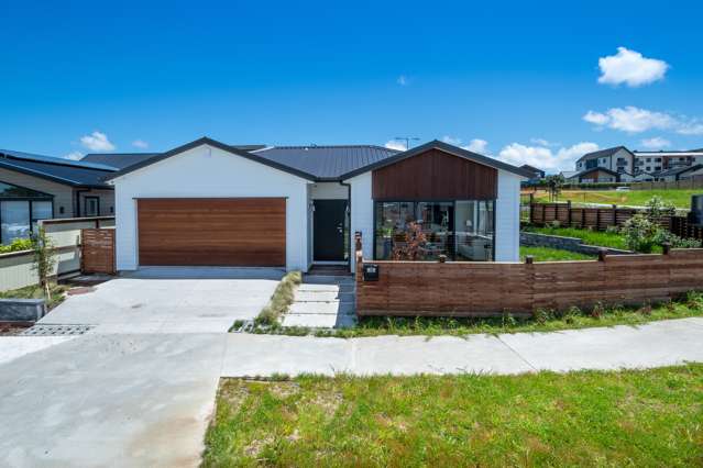 Stunning Modern Home in the Heart of Huapai !!