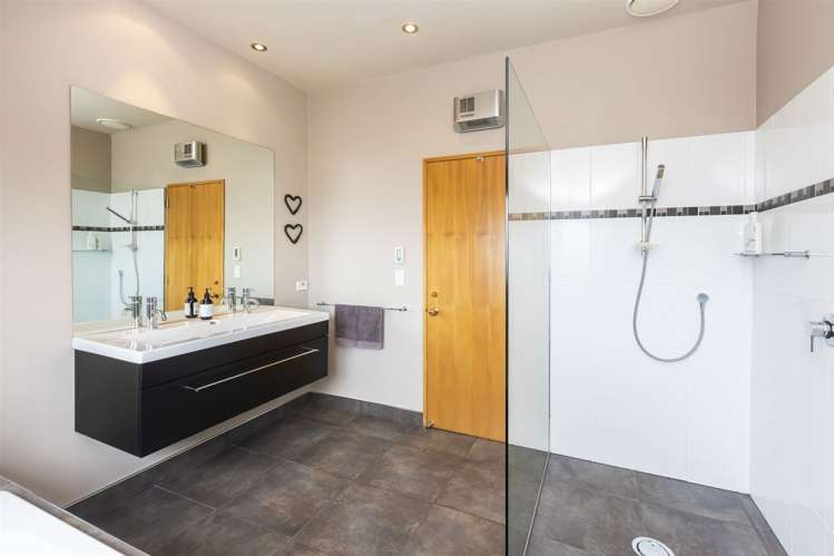 5b Regency Crescent Redwood_18