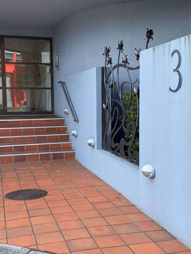 1 bedroom with 2 carparks