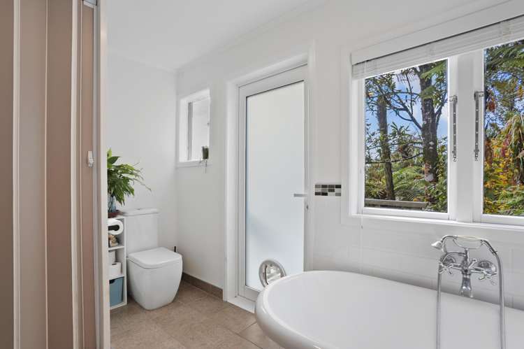 462 Scenic Drive Waiatarua_21