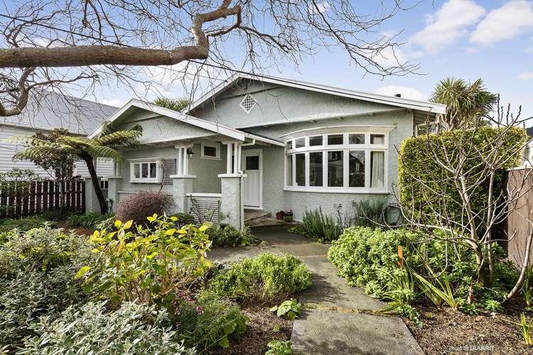 211 The Parade Island Bay_0