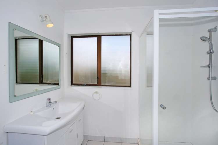 2/60 Beach Road Pahurehure_11