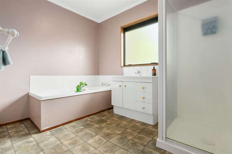 8 Surrey Lane Glenview_11