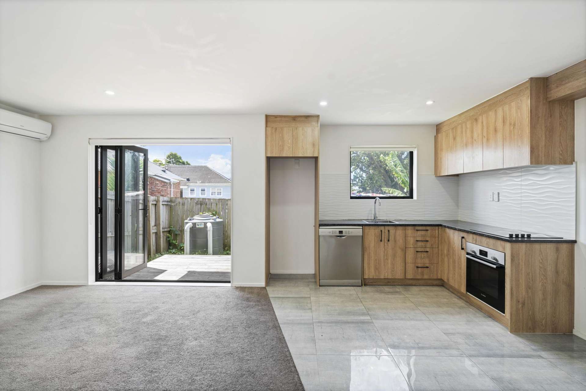 D/48 Waddell Avenue Point England_0