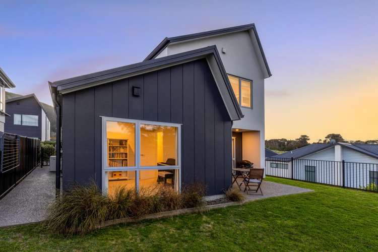 8 Hokioi Drive Kenepuru_7