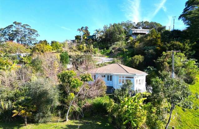 Refurbished 1930's Villa in Central Rawene