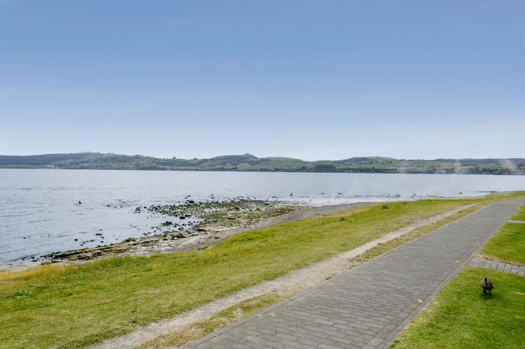 3/225 Lake Terrace Waipahihi_21