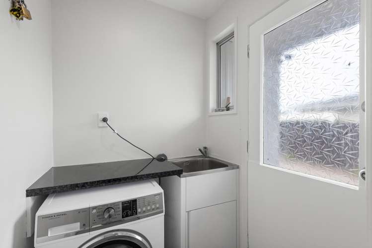 2/11 Peckham Lane Woolston_10