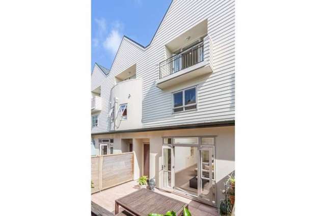 2 Upper Queen Street 10048_1