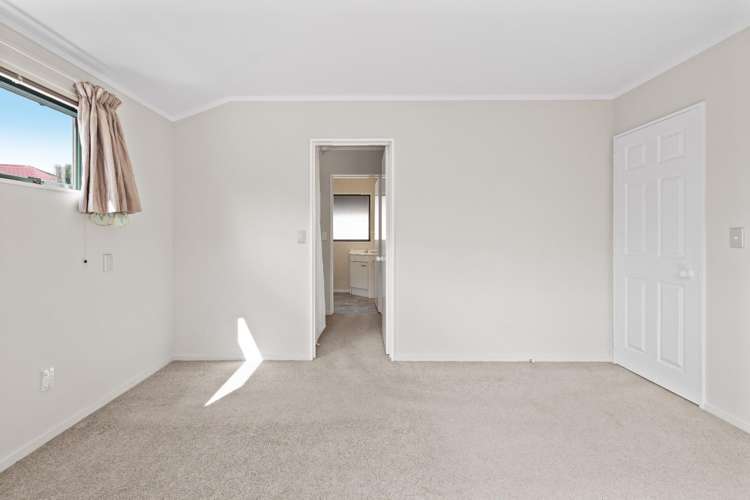 30 Caversham Drive 2612_11