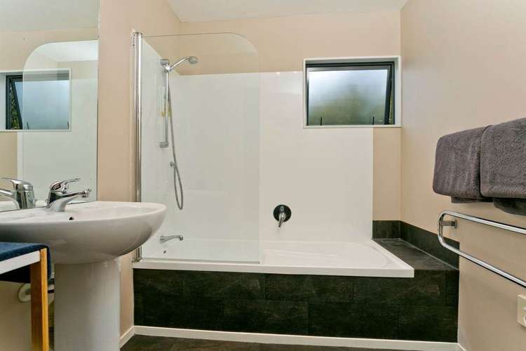 63b Sunset Road Totara Vale_11