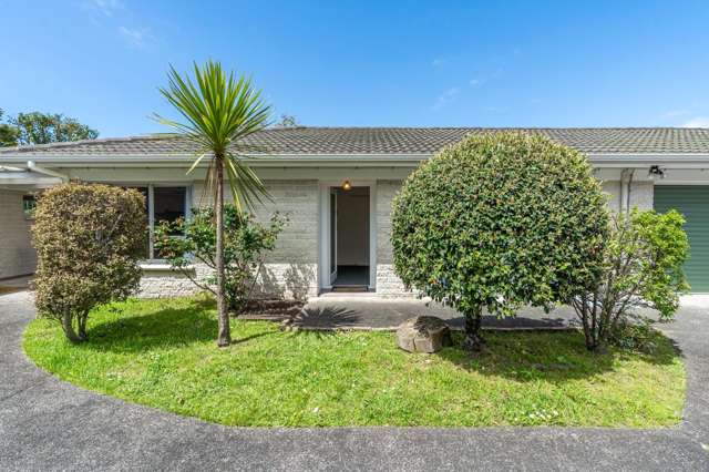 Internal Access Garage - Just a short stroll from the golden sands of Orewa Beach