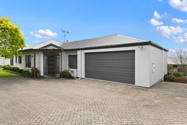 Freehold, Ensuite & Private Entertaining!