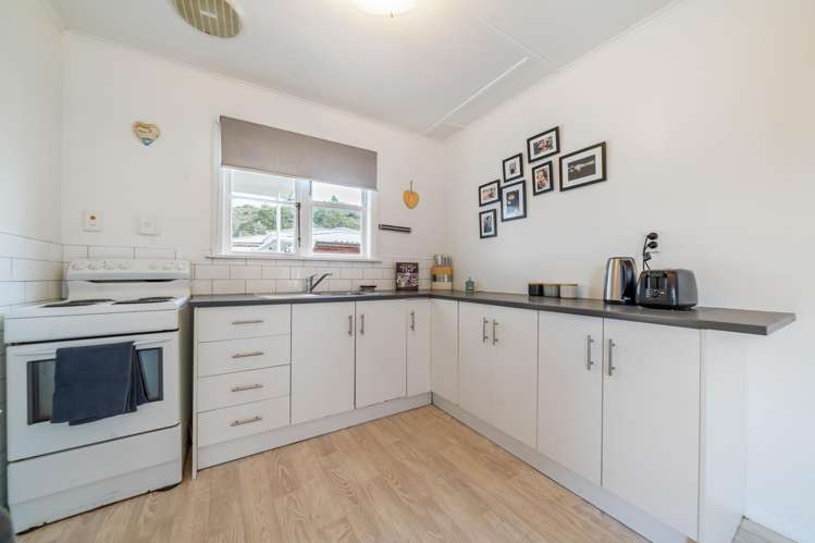 2 Davis Grove Wainuiomata_8