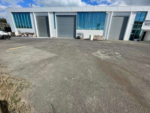 1000m2 warehouse with decent yard