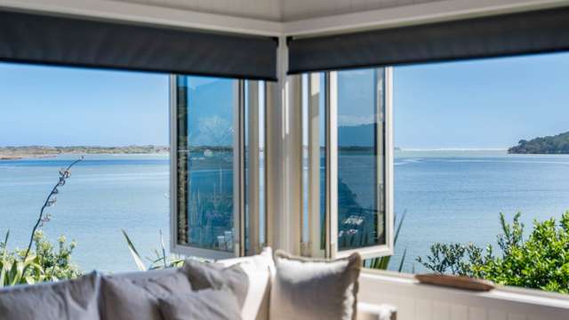 200 Degree Water Views!