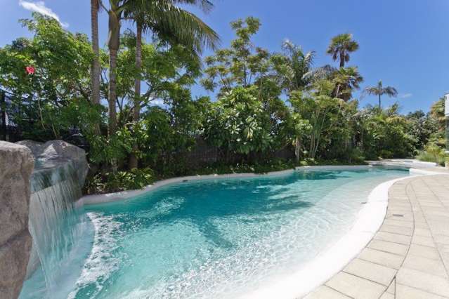 608/86 The Strand 1761_1