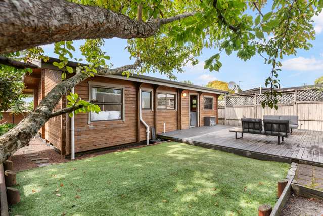 FREESTANDING PERFECT FIRST HOME!