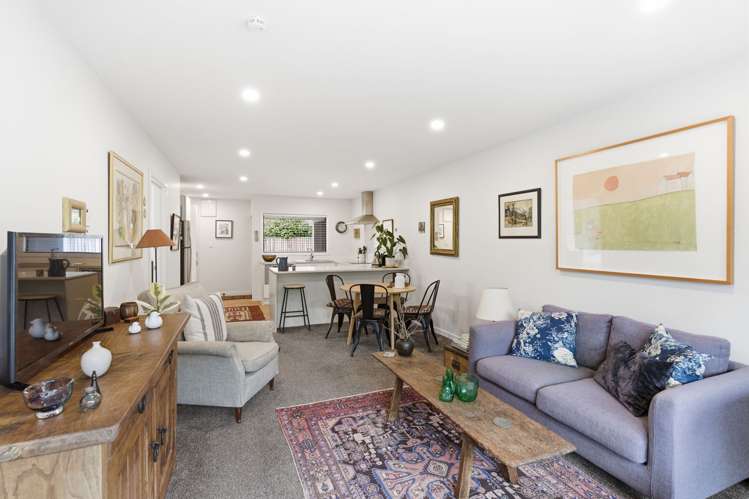 10/71b Main Road_4