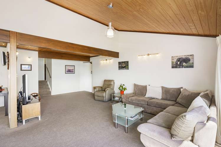 16 Omana Esplanade Maraetai_13