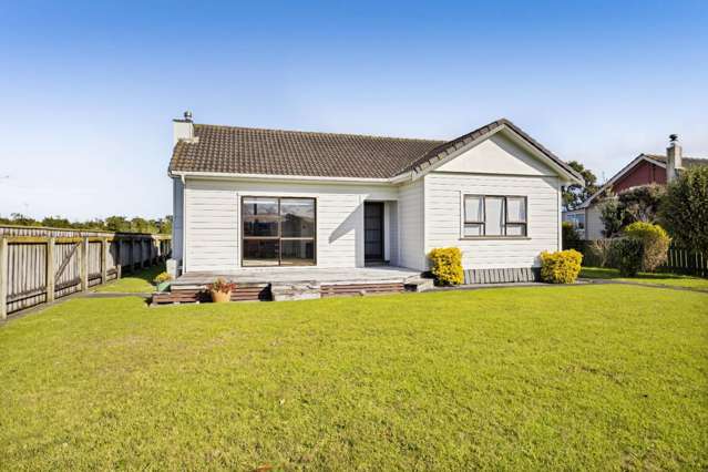 Charming & Warm 3-Bedroom Home - Walking Distance to Town & Beach