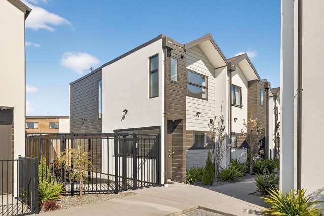 Freehold & Modern - The Perfect Investment!