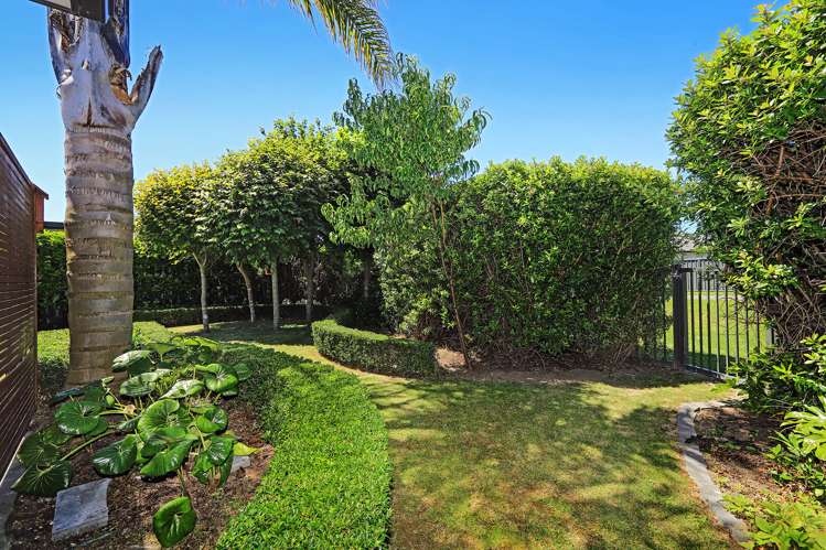 6 Lardon Place Frimley_22