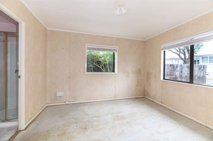 2/121 Bruce Mclaren Road Henderson_5