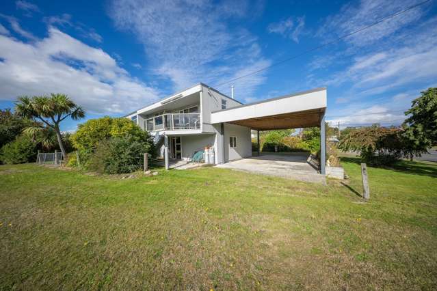 Views, Location, Furnished & Garaging!