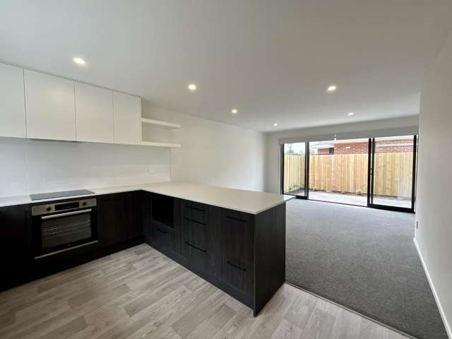 2/27 Evesham Crescent 10222_2