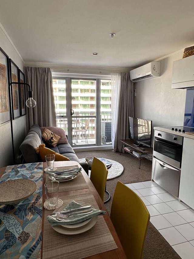 City gem w/balcony and AC near Albert Park