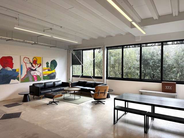 TIDY TURNKEY FRINGE OFFICE