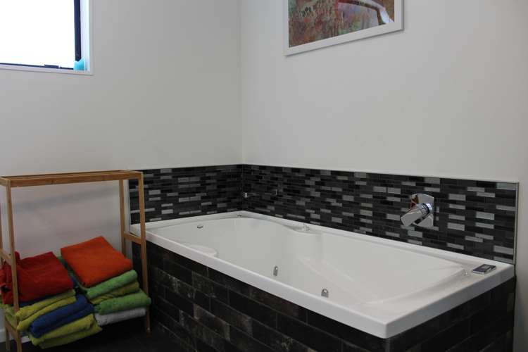 31 Lochiel Branxholme Road Winton Surrounds_9