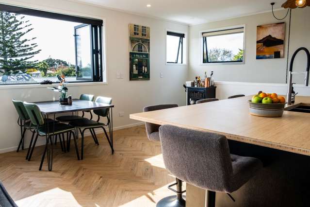 Modern 4BR Te Atatu Gem - AC & Garden!